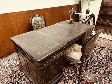 Engels klassiek zwart bureau met stoelen en bureaulamp