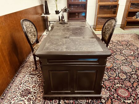 Engels klassiek zwart bureau met stoelen en bureaulamp