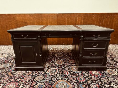 Engels klassiek zwart bureau met stoelen en bureaulamp