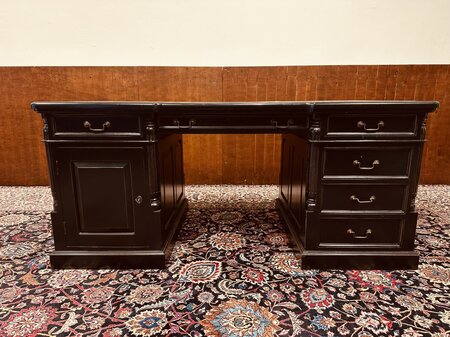 Engels klassiek zwart bureau met stoelen en bureaulamp