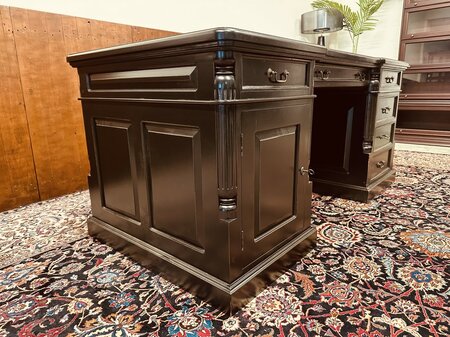 Engels klassiek zwart bureau met stoelen en bureaulamp