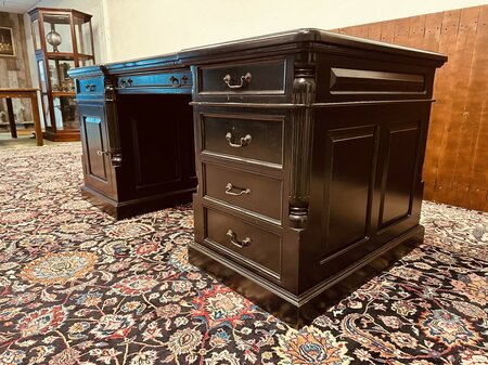 Engels klassiek zwart bureau met stoelen en bureaulamp
