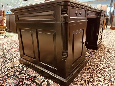 Engels klassiek zwart bureau met stoelen en bureaulamp