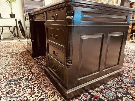 Engels klassiek zwart bureau met stoelen en bureaulamp