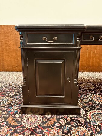 Engels klassiek zwart bureau met stoelen en bureaulamp
