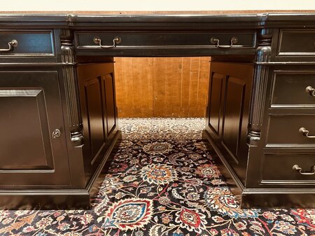 Engels klassiek zwart bureau met stoelen en bureaulamp