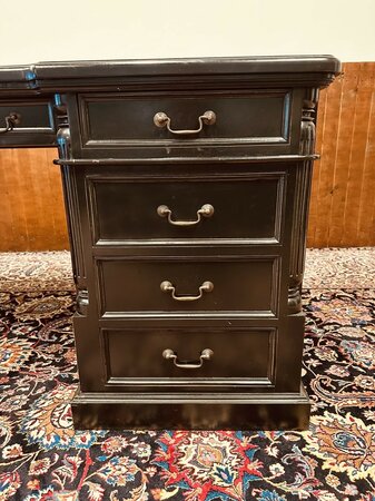 Engels klassiek zwart bureau met stoelen en bureaulamp