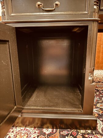 Engels klassiek zwart bureau met stoelen en bureaulamp