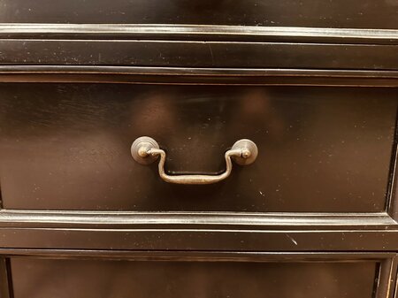 Engels klassiek zwart bureau met stoelen en bureaulamp