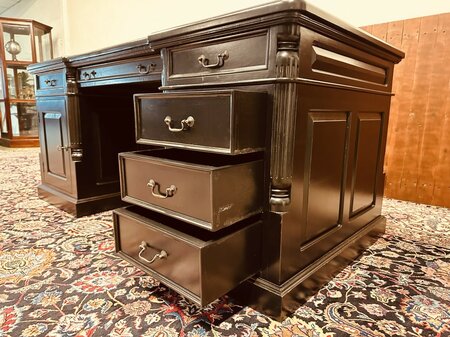 Engels klassiek zwart bureau met stoelen en bureaulamp