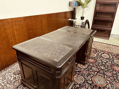 Engels klassiek zwart bureau met stoelen en bureaulamp