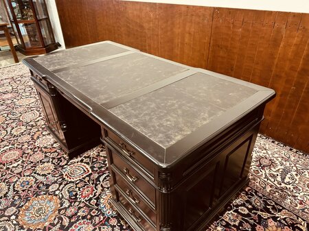 Engels klassiek zwart bureau met stoelen en bureaulamp