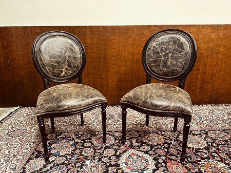Engels klassiek zwart bureau met stoelen en bureaulamp