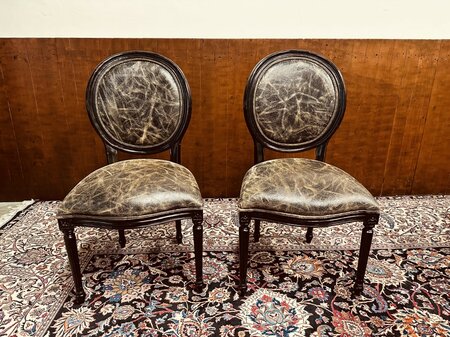 Engels klassiek zwart bureau met stoelen en bureaulamp