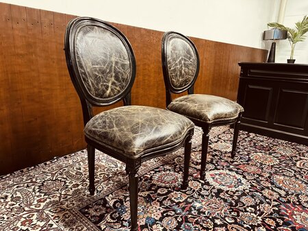 Engels klassiek zwart bureau met stoelen en bureaulamp