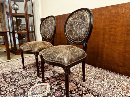 Engels klassiek zwart bureau met stoelen en bureaulamp