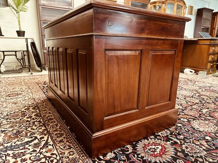 Klassiek Engels bureau met achterschot