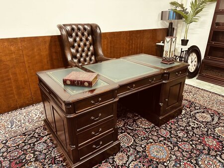 Antiek Engels bureau partnerdesk