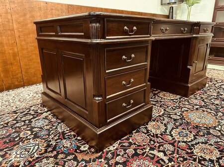 Antiek Engels bureau partnerdesk