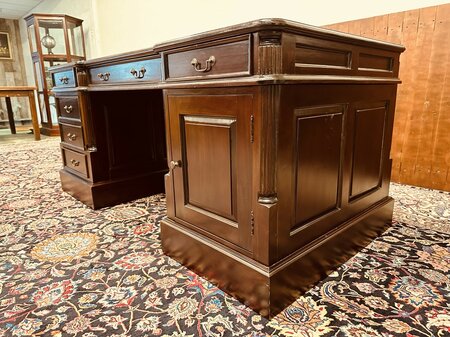 Antiek Engels bureau partnerdesk