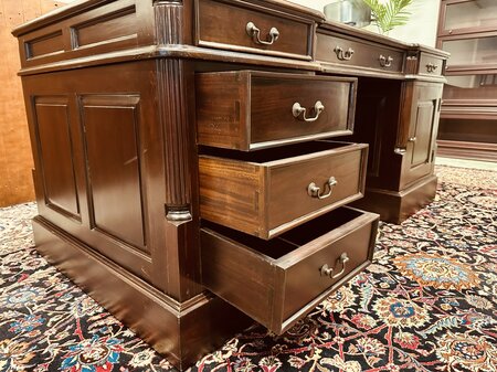 Antiek Engels bureau partnerdesk