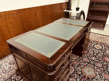 Antiek Engels bureau partnerdesk