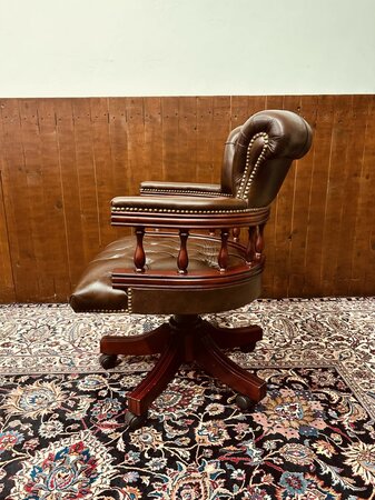 Engelse Chesterfield Captain Chair Bureaustoel