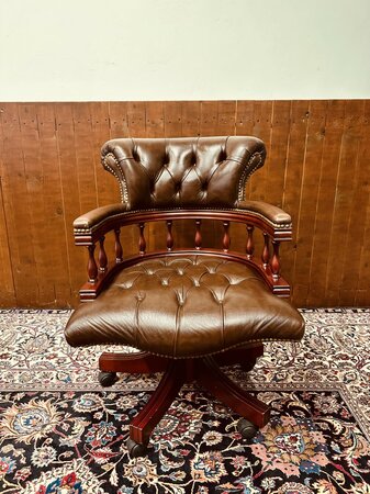 Engelse Chesterfield Captain Chair Bureaustoel