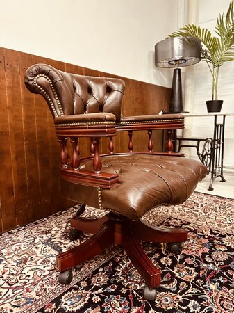 Engelse Chesterfield Captain Chair Bureaustoel