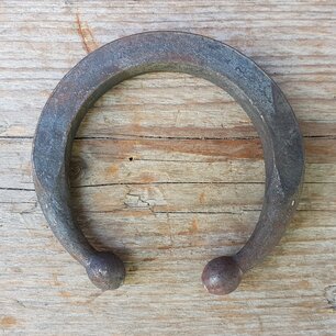 Smeedijzeren hoefijzer / neusring koe ornament - OS56