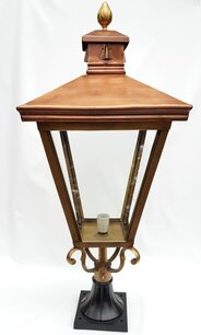 Vierkant koperen sokkellamp lantaarn op voet 100 cm