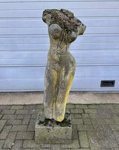 Natuurstenen tuinbeeld van een Buikdanseres