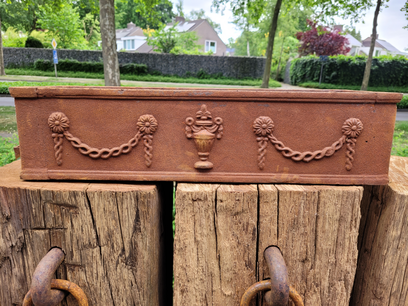 Roestige jardiniere van gietijzer