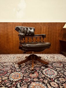 Zwarte Chesterfield Captain Chair