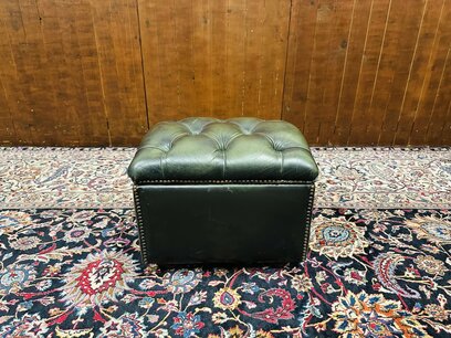 Groene Chesterfield Hocker