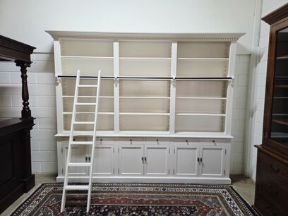 Witte boekenkast bibliotheekkast met ladder