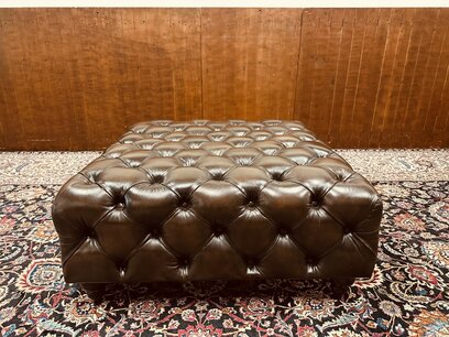 Grote Bruine Chesterfield Hocker