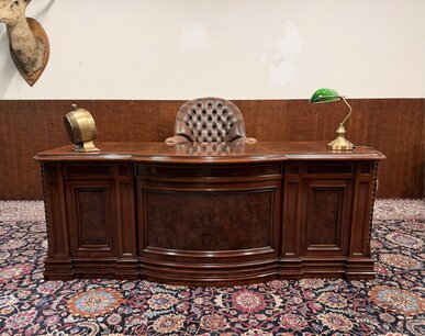 Klassiek Italiaans wortelnoten bureau 