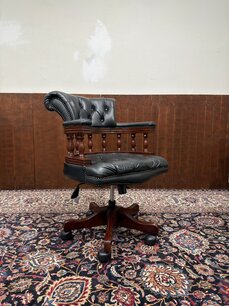 Engelse Chesterfield Captain Chair Zwart