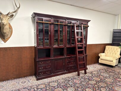 Engelse boekenkast bibliotheekkast met ladder Engelse boekenkast bibliotheekkast met ladder