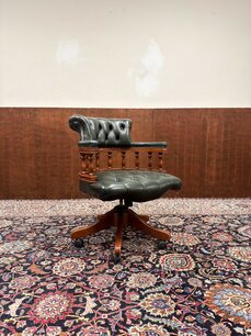 Klassiek Engelse Groene Chesterfield Captain Chair