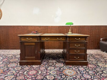 Engelse Chesterfield Bureau Partnerdesk