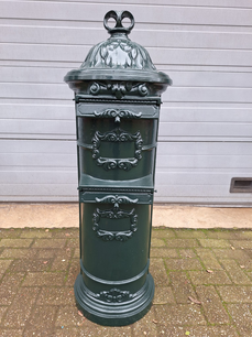 Antieke ronde vrijstaande brievenbus