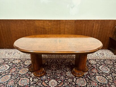 Klassieke Italiaanse notenhouten tafel