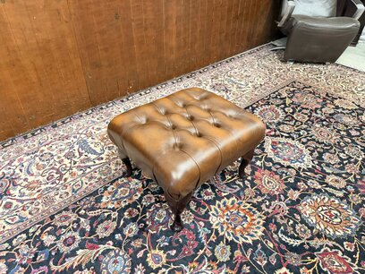 Klassiek Engelse Chesterfield Hocker Poef