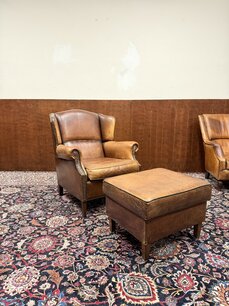 Klassiek Engelse Schaap Lederen Fauteuil en Hocker Set