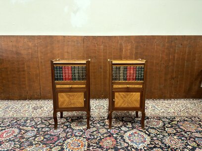 Set Klassiek Engelse Nachtkasjes met Boeken en Marqueterie