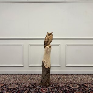 Groot houtsnijwerk van een Uil