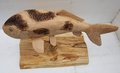 Houten beeld Koi karper op houten voet