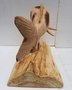 Houten beeld Koi karper op houten voet